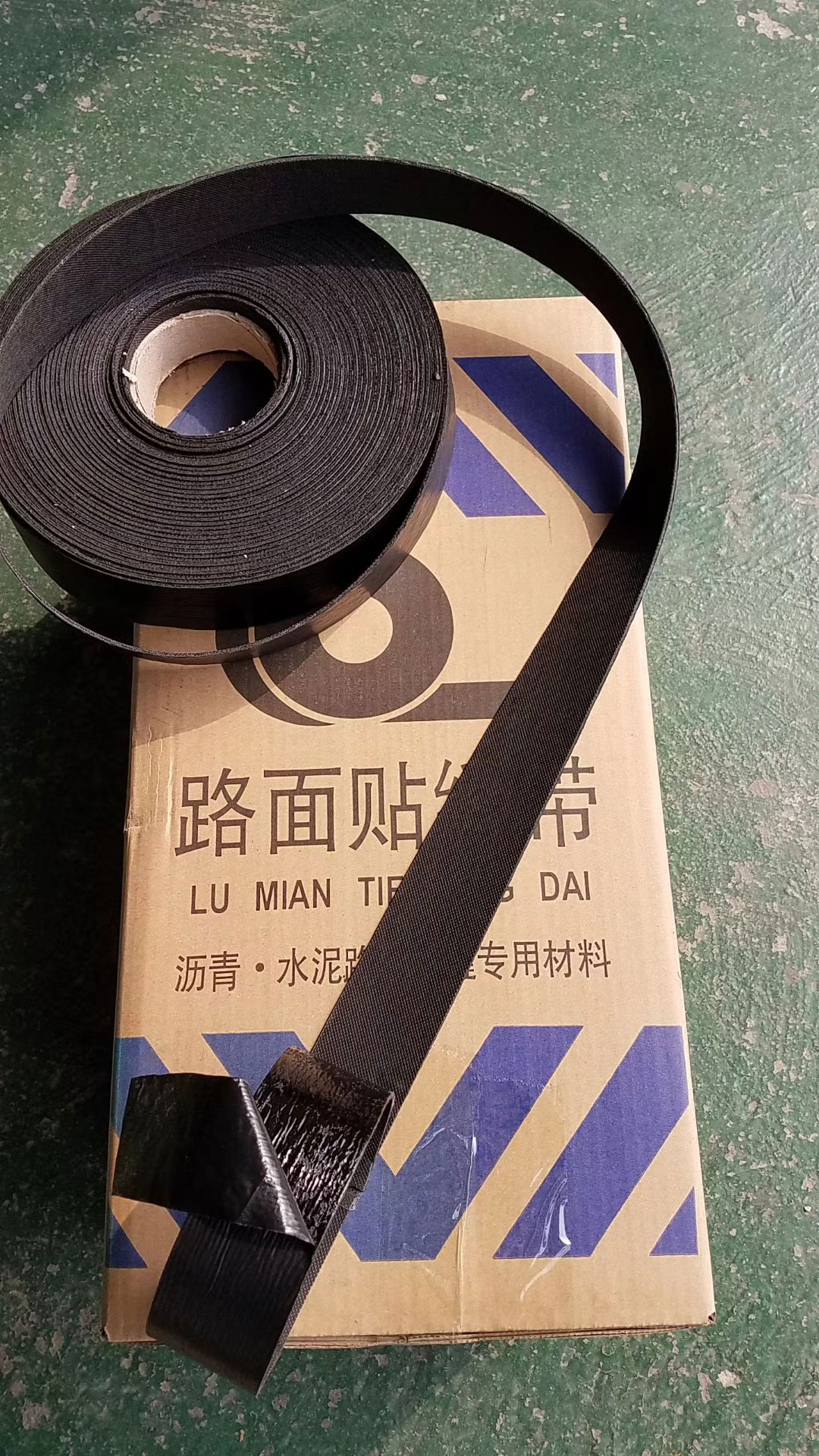 路面防裂贴生产厂家批发价格怎么查？给你一份靠谱的省钱攻略